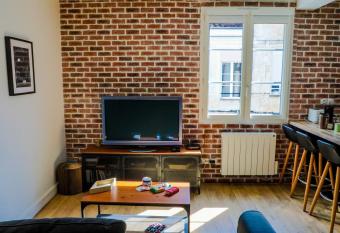 Appart Cosy entre vieux port et march   central allows 18 year olds to book a room