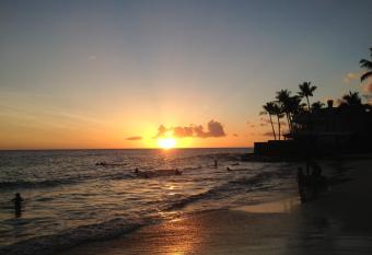 Magic Sands Home Steps From The Beach. Air Conditioned allows 18 year olds to book a room