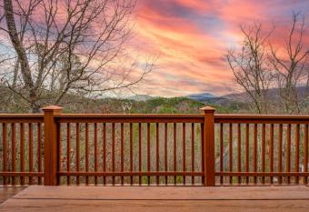 OVER THE MOUNTAIN - Smoky Mountain View Cabin has rooms with a private hot tub
