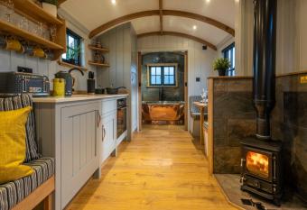 Monkwood Shepherds Hut - Ockeridge Rural Retreats has Balcony rooms