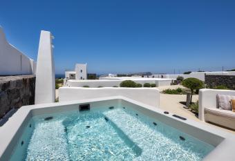 La Ponta Villas & Suites has rooms with a private hot tub