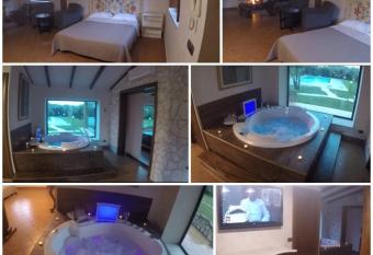 La Tenuta del Barone has rooms with a private hot tub