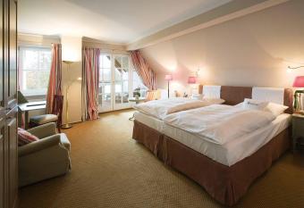 Romantik Hotel Hof zur Linde has rooms with a private hot tub