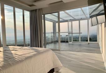 Penthouse - Vista Hermosa Apartments has Balcony rooms