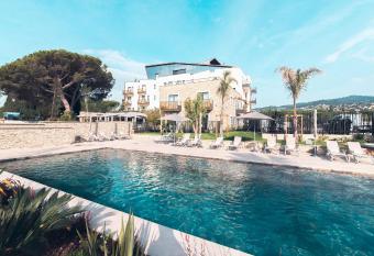 Ilot du Golf BW Premier Collection has Balcony rooms