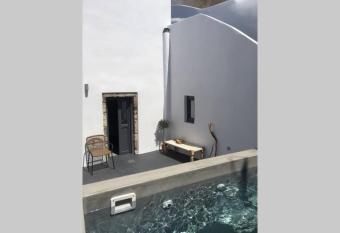 Santorini Folia Cave house, 4 pers, view, jacuzzi allows 18 year olds to book a room
