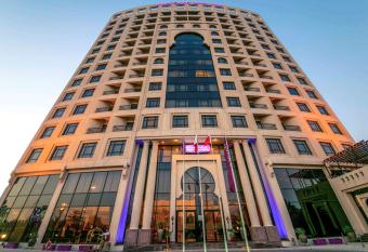 Mercure Grand Hotel Seef - All Suites has rooms with a private hot tub