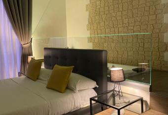 Salotto Toledo has rooms with a private hot tub