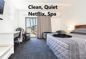 Aaron Motel has Balcony rooms