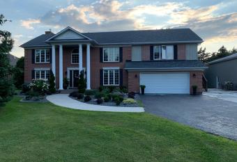 Woodslee Bed and Breakfast has Balcony rooms