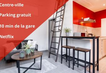 Le Petit Angoumoisin has Balcony rooms