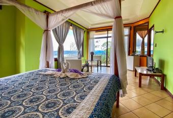 Retiro del Lago Arenal Lodge allows 18 year olds to book a room