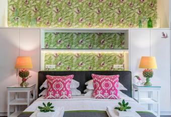 Kouloura Liston Suite has Balcony rooms