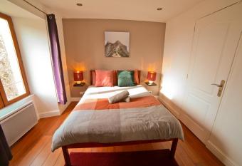 Appartement lumineux coeur de station (sauna !) allows 18 year olds to book a room