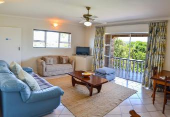 Sundune Guest House has rooms with a private hot tub