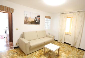 Le case di Elisa 3 allows 18 year olds to book a room