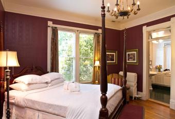 Beaufort House Inn has rooms with a private hot tub