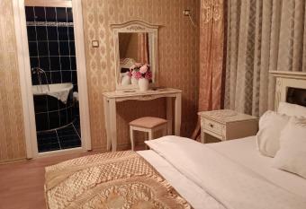 Pensiunea Lari allows 18 year olds to book a room