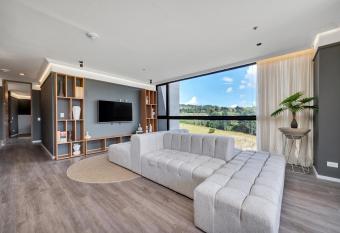 Olive Living Suites by HOUSY HOST has rooms with a private hot tub