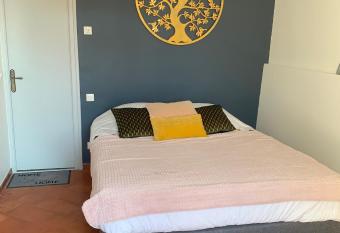 CHAMBRE D HOTE allows 18 year olds to book a room