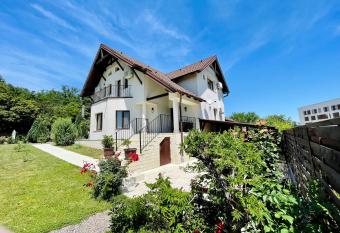 Hermesvilla has Balcony rooms
