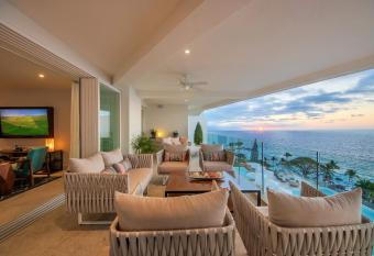 4 BR Casa Indah is a Gorgeous New 3400 SF Condo has rooms with a private hot tub