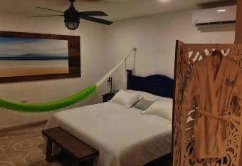Hotel Amor Progreso allows 18 year olds to book a room