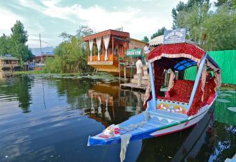 Green view Group of Houseboats has rooms with a private hot tub