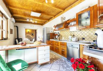 La casa di Lo has Balcony rooms