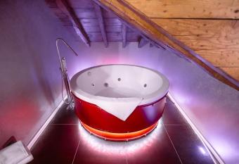 Tr  sor Art Boutique Hotel has rooms with a private hot tub