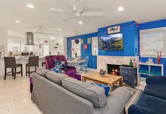 Little House Right On The Beach has Balcony rooms