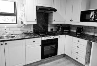 Cozy Cabin has Balcony rooms