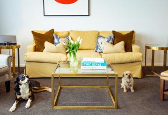 Hotel Montreal allows 18 year olds to book a room