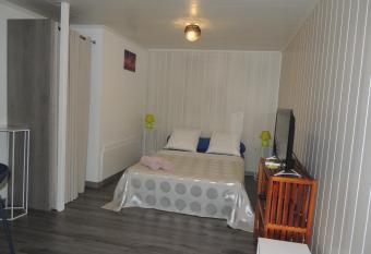 La Maison du Moufia, 2 personnes, situ  e    10 mn de l a  roport has Balcony rooms