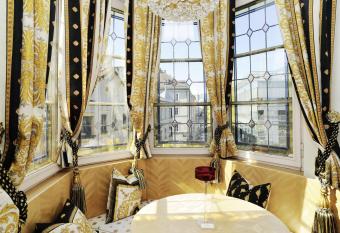 Hotel Schwarzer Adler Innsbruck has rooms with a private hot tub