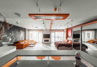 sky ORANGE jacuzzi 28 FLOOR has rooms with a private hot tub