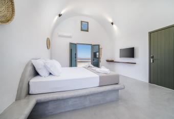 Amethyst Luxury Suites Oia allows 18 year olds to book a room