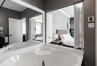 Les Lofts du Lac des Sables by KASANIA has rooms with a private hot tub