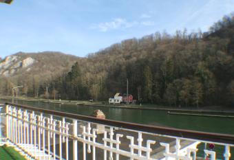 Echapp  e mosane allows 18 year olds to book a room