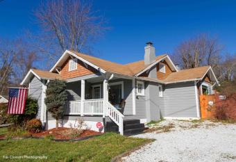 Candyland Cottage has Balcony rooms