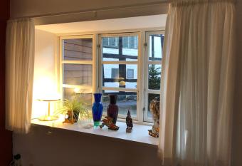 Stemningsfuld lejlighed - 3 minutters gang fra H.C. Andersens Hus allows 18 year olds to book a room