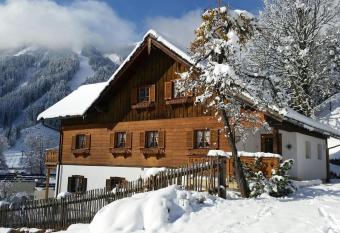 Das Hexenh  usl has Balcony rooms