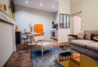 room five - parking, baln  oth  rapie, place nationale, un havre de paix has rooms with a private hot tub