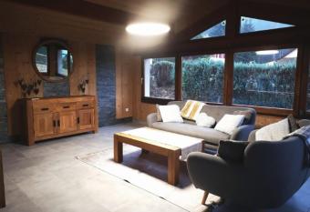 Maison proche du centre de Gerardmer has rooms with a private hot tub