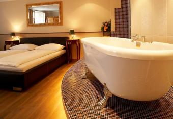 Altstadthotel Kasererbr  u has rooms with a private hot tub