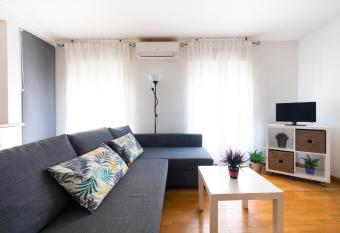 Piso en c/ Casta   lvarez allows 18 year olds to book a room