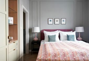 numa l Mozart allows 18 year olds to book a room