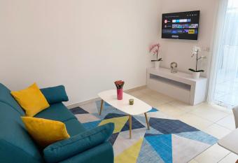 Appartement la plage de la pointe rouge has Balcony rooms