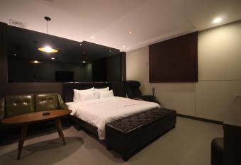 IM Hotel has rooms with a private hot tub