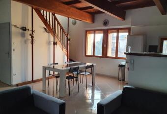 Appart A climatis   sur Coursan has Balcony rooms